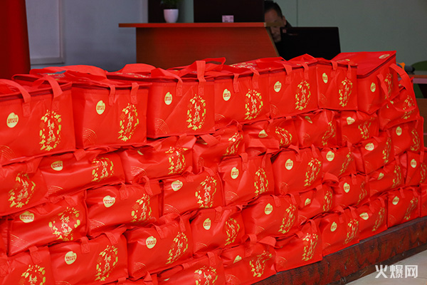元宵佳節(jié)至,共慶團(tuán)圓時! 火爆網(wǎng)為員工發(fā)放暖心元宵禮品!